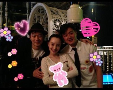 賈乃亮李小璐曬制服裝甜蜜合影 自認頗有夫妻相