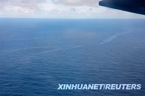 這張巴西空軍6月2日在大西洋海域拍攝的照片顯示的是據(jù)信為法航失蹤客機航空燃油的漂浮帶。法國軍方發(fā)言人普拉聚克3日在巴黎接受媒體采訪時表示，經(jīng)過法方勘測，巴西空軍2日在大西洋海域發(fā)現(xiàn)的飛機殘骸已被確認(rèn)為法航失蹤客機殘骸。新華社/路透