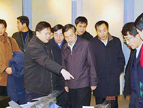 2005年底，上級領(lǐng)導(dǎo)視察沈飛，左下角即為新型戰(zhàn)機(jī)模型(來源：國防科工委網(wǎng)站)