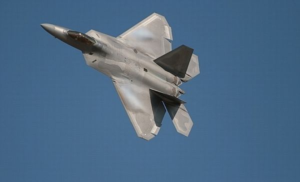 F-22進(jìn)行飛行表演。