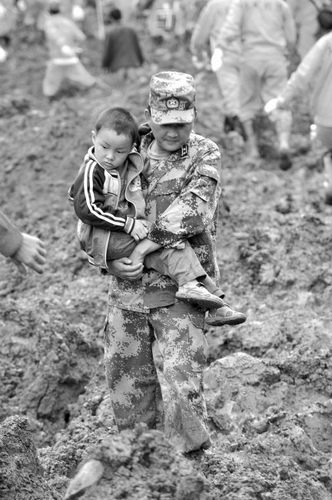 搶險救援人員轉(zhuǎn)移疏散群眾