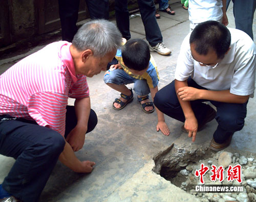 相關(guān)專家現(xiàn)場察看了解情況。 李慶 攝