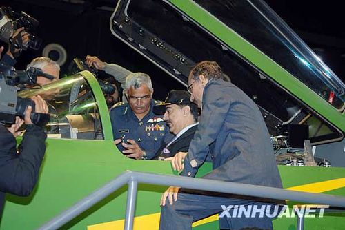 11月23日，在巴基斯坦旁遮普省的卡姆拉，巴基斯坦總理吉拉尼（右二）坐在梟龍戰(zhàn)機飛行員駕駛艙中聽取介紹。新華社記者李敬臣攝