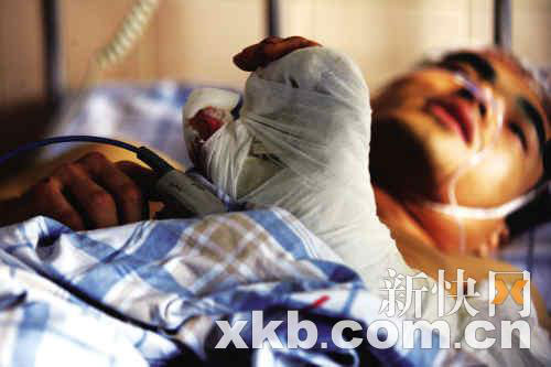 昨日，被砍傷的酒店保安仍在醫(yī)院留醫(yī)。