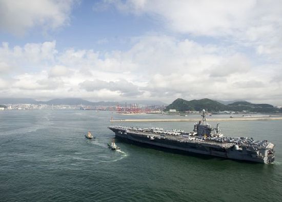 7月21日，參加韓美聯(lián)合軍事演習(xí)的美國航空母艦“喬治·華盛頓”號(hào)當(dāng)日抵達(dá)韓國釜山港。