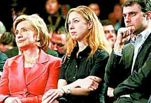 希拉里、切爾西與梅茲文斯基在一起。