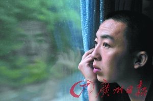 昨天凌晨4時(shí)，許霆從床鋪起來坐在窗邊直到天明。