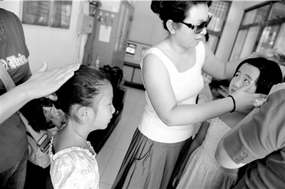 前天，國家形象宣傳片攝制組在北京實(shí)驗(yàn)二小拍攝。實(shí)驗(yàn)二小的老師和學(xué)生家長成了化妝和造型師。本報(bào)記者范繼文攝