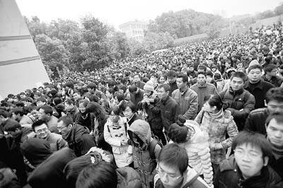 2009 年11月29日，在湖北武漢華中科技大學考點，考生們走進考場。當天，2010年度中央機關及其直屬機構公務員錄用考試公共科目筆試在全國31個考區(qū)的44個城市的800多個考點同步開考，有近百萬人參加考試。 王瀟瀟/CFP 