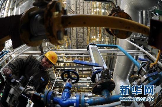 　　秦皇島垃圾焚燒發(fā)電供熱項目即將投產(chǎn)，工人在秦皇島垃圾發(fā)電供熱項目垃圾焚燒車間工作（10月20日攝）。新華社記者楊世堯攝