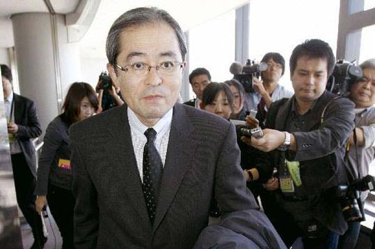 11月3日，日本駐俄羅斯大使河野雅治抵達(dá)日本成田機(jī)場。當(dāng)日，暫時被召回的日本駐俄羅斯大使河野雅治抵達(dá)日本首都東京。 新華社/共同社 