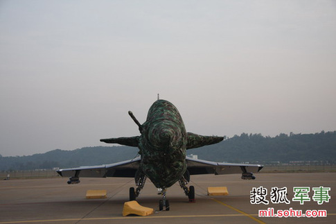 八一飛行表演隊殲十表演機。