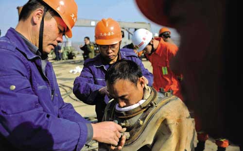 潛水員在進(jìn)行下海前的準(zhǔn)備。