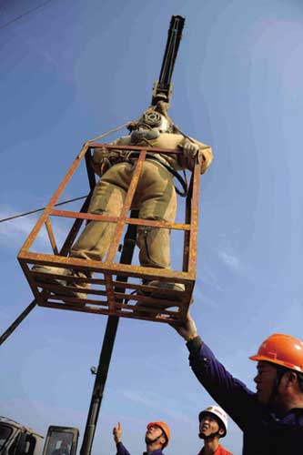 潛水員下海救援。