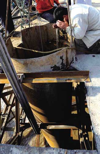 范師傅的工友在平臺上向他喊話，穩(wěn)定他的情緒。