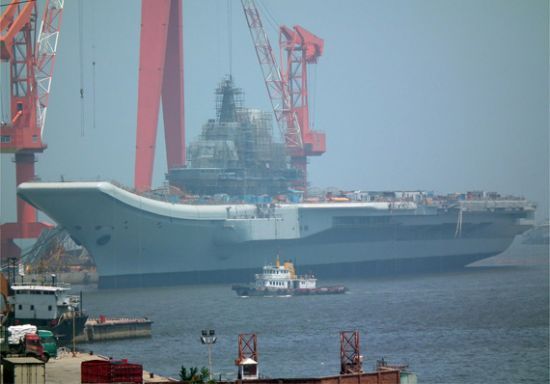 資料圖：改裝中的瓦良格號航母。