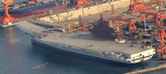 碼頭上?？康耐吡几裉?hào)航母。