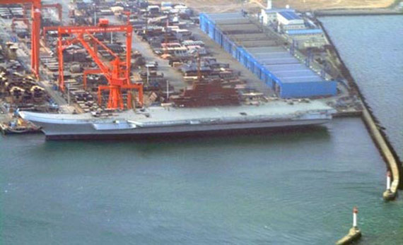 資料圖：在中國(guó)大連港進(jìn)行整修的瓦良格號(hào)航母。