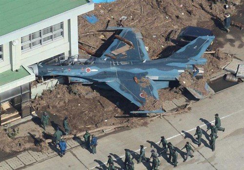 日本自衛(wèi)隊28架戰(zhàn)斗機(jī)被海嘯卷翻 導(dǎo)彈丟落海中