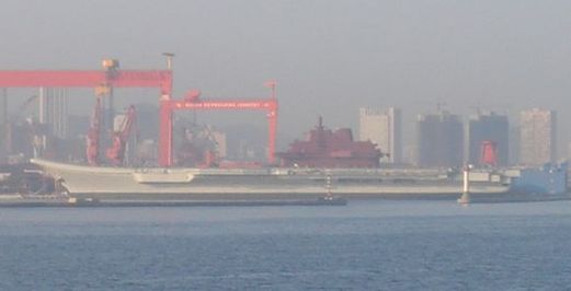 停放在大連進(jìn)行修復(fù)的“瓦良格”號(hào)航母。