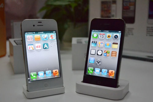 iphone4s開售，青島iphone4s真機(jī)實(shí)拍，銷售員介紹iphone4s套餐及辦理方法