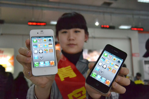 iphone4s黑白版同時開售，青島iphone4s真機實拍，銷售員介紹iphone4s套餐及辦理方法