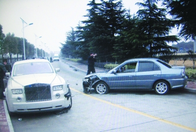 事發(fā)時(shí)，勞斯萊斯已盡量避讓，但仍被菱悅撞上。