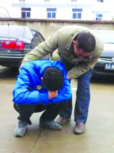 抱頭痛哭的小劉。