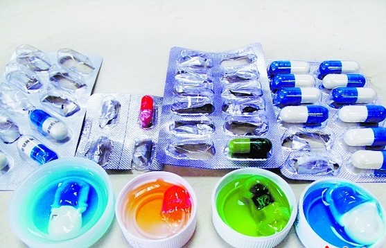 浸泡一個(gè)小時(shí)，四種膠囊殼均掉色嚴(yán)重。