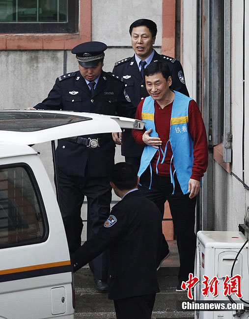 中國(guó)足壇反腐案：南勇微笑離開法庭