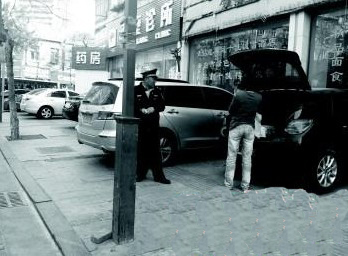 收費(fèi)員剛收取了這名女司機(jī)30元停車費(fèi)。