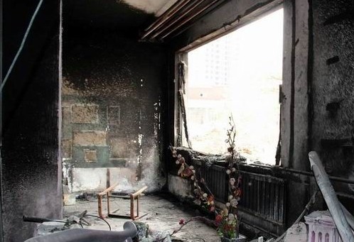 龔小偉的影樓被燒毀。