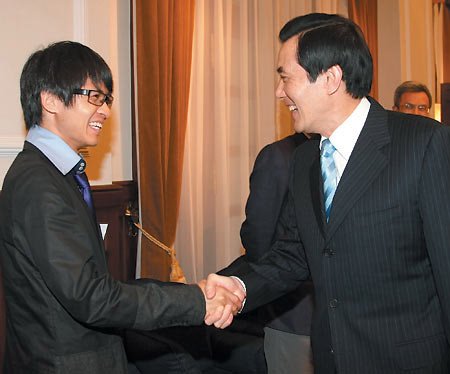 韓寒手機(jī)失而復(fù)得贊臺(tái)灣誠實(shí)價(jià)值觀 馬英九驕傲