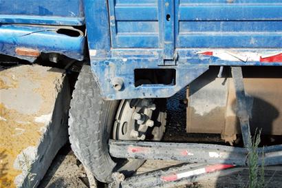 青島環(huán)灣路發(fā)生慘烈車禍 4車連撞堵路兩小時