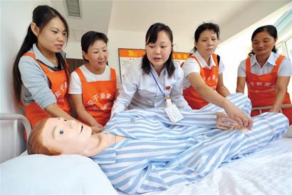 技校企業(yè)聯(lián)姻培養(yǎng)金藍領 月薪均超3000元