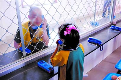 男子半夜剪刀捅死妻子 8歲女兒稱(chēng)想當(dāng)警察