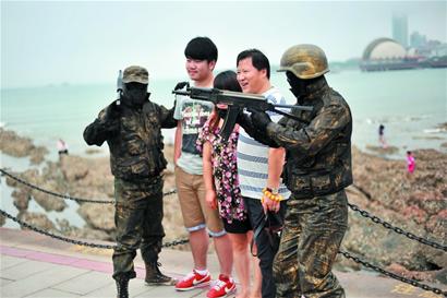 青島真人卡通專愛(ài)勾引年輕女游客 給錢不夠不放行