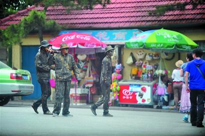 青島真人卡通專愛(ài)勾引年輕女游客 給錢不夠不放行