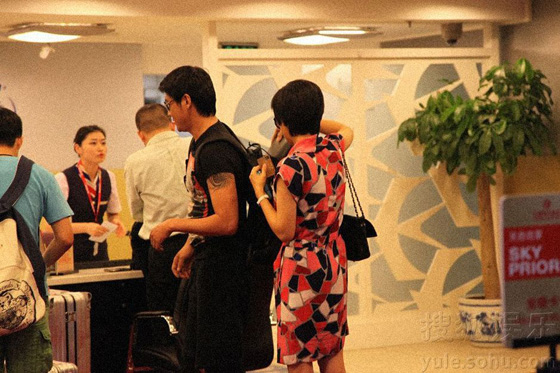 陸毅鮑蕾恩愛(ài)牽手回滬 提前慶祝結(jié)婚周年紀(jì)念