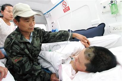 青島雙胞胎媽媽上演生命奇跡 昏迷25天開(kāi)口說(shuō)話