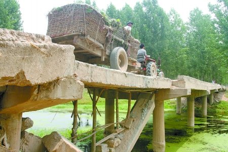 人們經(jīng)過這座橋時總是提心吊膽