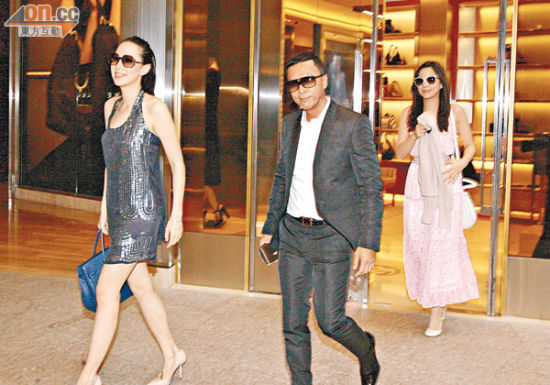 甄子丹和老婆汪詩詩(左)及小姨子汪圓圓墨鏡三人組出巡，星味十足