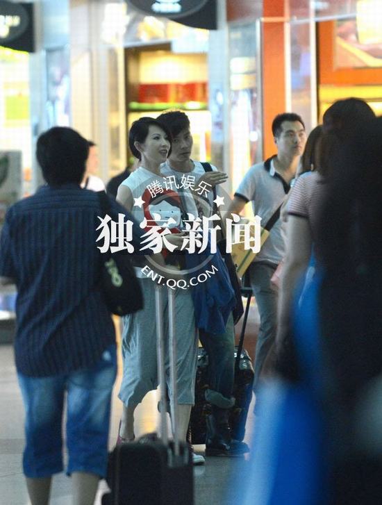 蔡少芬身價上漲很“知足” 機(jī)場與老公擁抱作別