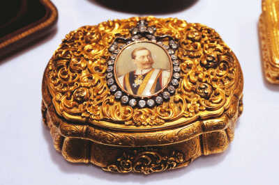 6月21日，為期4天的香港珠寶首飾展覽會在香港會展中心開幕。16個國家和地區(qū)的422家參展商帶來各類時尚首飾新品、配飾品、原料和新工藝。