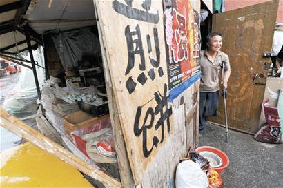 獨(dú)腿破爛王用身體蹬三輪為兒還債 每天賺10元