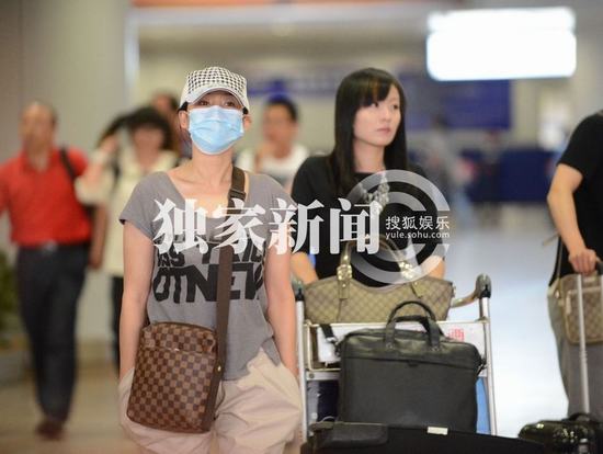 買紅妹返京機場蹲地抽煙顯不雅 打車回家疑經濟拮據