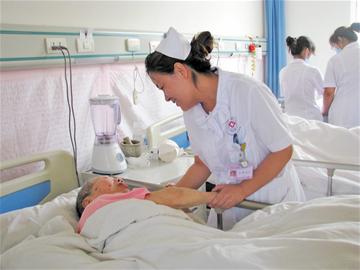 青島長(zhǎng)期醫(yī)護(hù)制度施行 養(yǎng)老院護(hù)理費(fèi)報(bào)銷九成