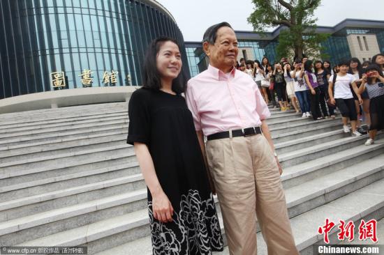 楊振寧、翁帆參觀新落成的圖書館?；浻褦z CFP視覺中國(guó)