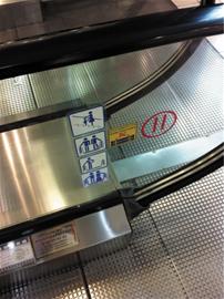 自動(dòng)扶梯危險(xiǎn)三角區(qū)須封死 懸掛式吊牌強(qiáng)制固定