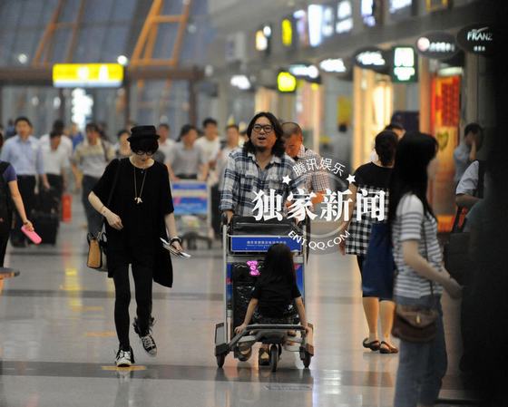 高曉松一家三口機(jī)場秀甜蜜